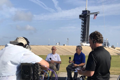 Michael Collins (amb camisa blanca), ahir a cap Canaveral.