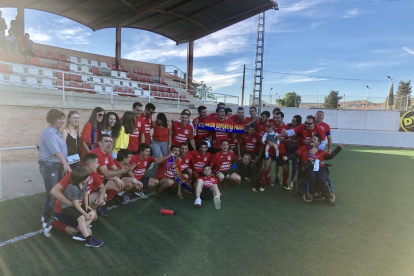 Los jugadores del Fraga festejaron el pasado domingo el retorno a Tercera división.