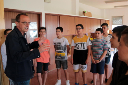 La primera visita oficial de l’alcalde Miquel Pueyo, ahir a l’institut escola Magraners.