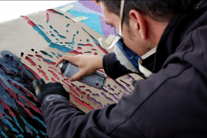 amistats. Llukuter se sent còmode pintant la gent del seu entorn. En aquest grafiti va fer un retrat de la també artista Cristina de Juan.
