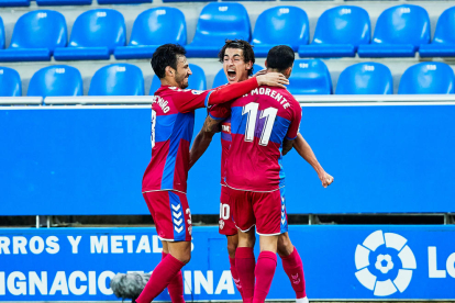 Pere Milla celebra el gol con sus compañeros del Elche.