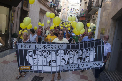 Els manifestants van recórrer el centre de Tàrrega amb una pancarta i globus grocs.