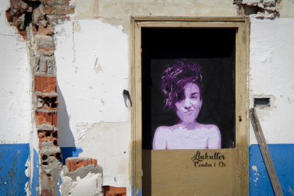 amistats. Llukuter se sent còmode pintant la gent del seu entorn. En aquest grafiti va fer un retrat de la també artista Cristina de Juan.