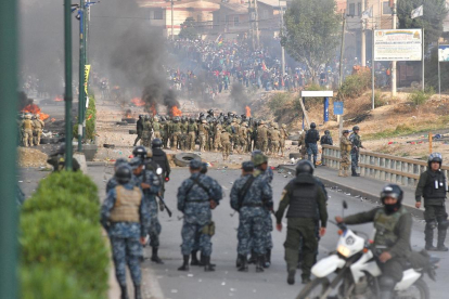 Militares y policías se enfrentan a cientos de manifestantes, entre ellos cocaleros en Cochabamba.