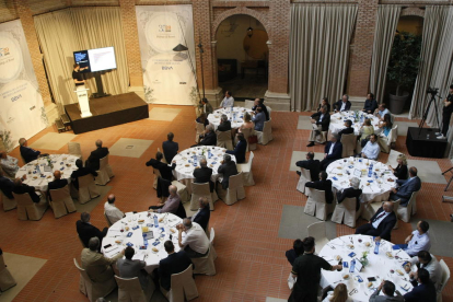 Un centenar d’empresaris de Lleida van escoltar ahir les explicacions de l’expert de BBVA en una nova edició de Diàlegs al Roser.