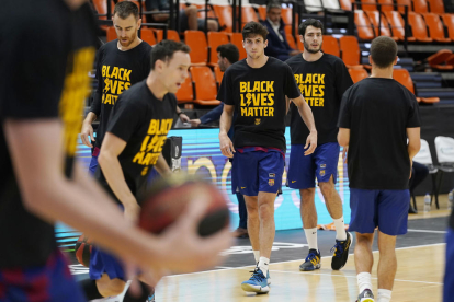 Pierre Oriola anota durante el partido inaugural en una Fonteta con las gradas completamente vacías.