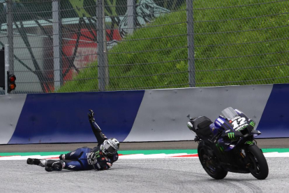El moment en què Viñales acaba de saltar de la moto per no estavellar-se contra un mur.