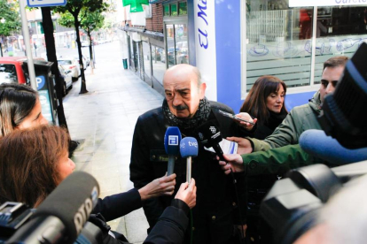 El diputat del PRC, José María Mazón, fa unes declaracions a la premsa després de la reunió amb la socialista Adriana Lastra, a Oviedo.