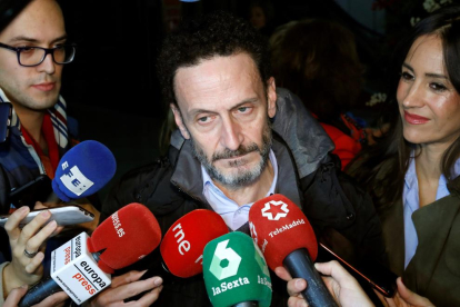 El diputado del PRC, José María Mazón, hace unas declaraciones a la prensa tras su reunión con la socialista Adriana Lastra, en Oviedo.