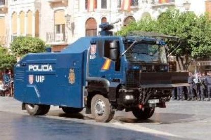 La Policía Nacional desplaza a Barcelona una tanqueta de agua para las protestas