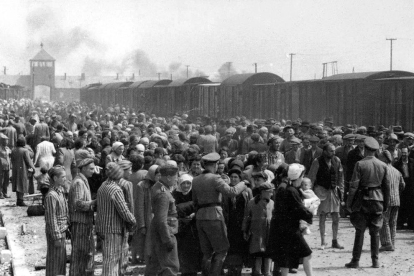 Una imagen de la época refleja la llegada de judíos a Auschwitz.