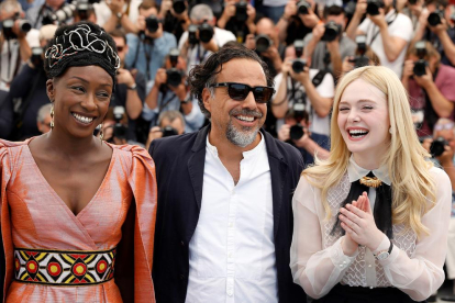 Iñárritu, amb Maimouna N’Diaye i Elle Fanning, ahir a Canes.