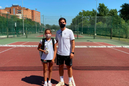 La tenista lleidatana posa amb el trofeu aconseguit a Girona.