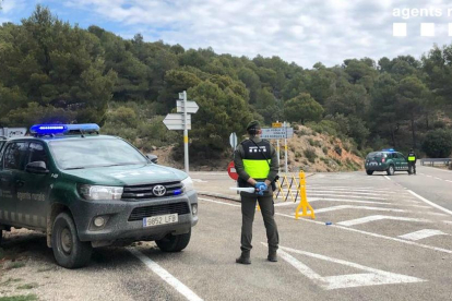 Agents Rurals en un control en una carretera de les Garrigues.