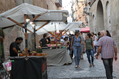 La calle Cavallers es el escenario que acoge un mercado medieval.
