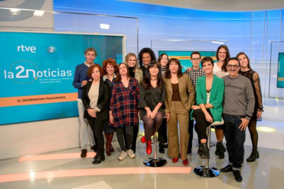 Julia Sáinz Pardo (de verd) i l’equip de ‘La 2 Noticias’.