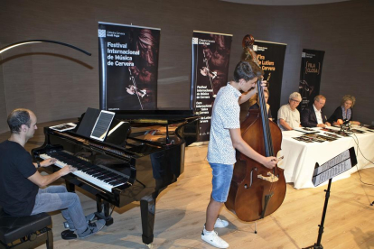 El pianista Jordi Castellà i el contrabaixista Denís Crosu van amenitzar ahir la presentació del festival.