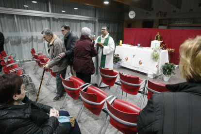 La primera misa en el local social de la Unió de Alpicat.