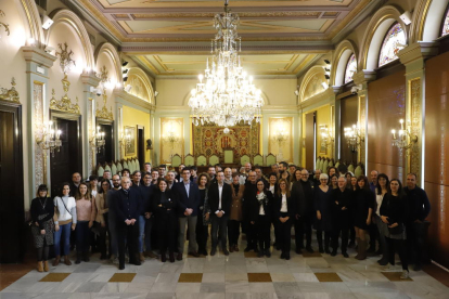 Foto de grup dels edils de la Paeria i representants dels mitjans de comunicació de Lleida, després de l’esmorzar de Nadal.