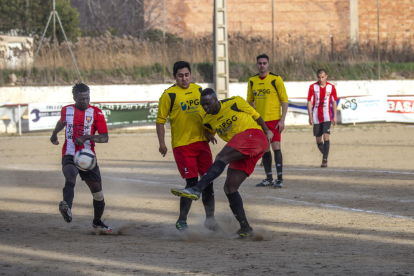 Una jugada del partido de ayer entre el Bell-lloc y el Ribera d’Ondara.