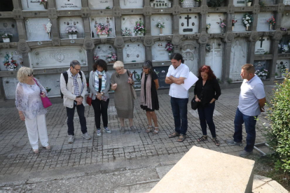 Un moment de la visita dels representants de Paeria i Memòria Democràtica al cementiri de Lleida.