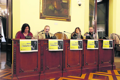 La bancada del grupo de ERC en la Diputación con carteles pidiendo la libertad de Oriol Junqueras. 