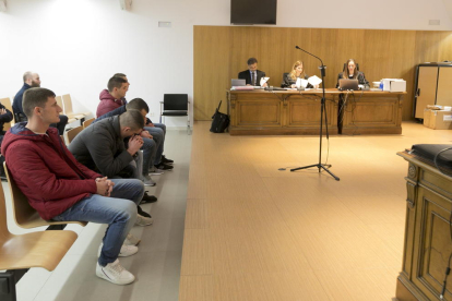Los acusados, ayer en el banquillo de la Audiencia de Huesca. 