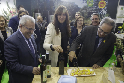 El President de la Generalitat, Quim Torra, y la consellera de Cultura, Laura Borràs, degustando uno de los aceites de la Fira de l’Oli. 