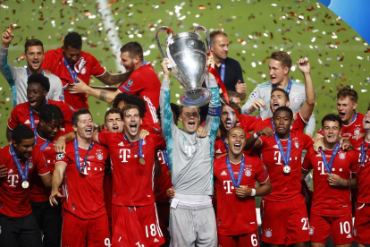 Neuer sostiene la copa junto a sus compañeros, la sexta Champions que levanta el Bayern en su historia. 