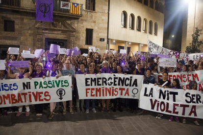 Casi un millar de personas se manifestaron ayer contra la violencia machista en la capital del Urgell. 
