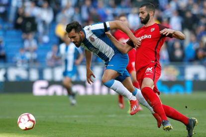 El davanter de l’Espanyol Borja Iglesias intenta anar-se’n del marcatge del francès Maxime Ganalons.