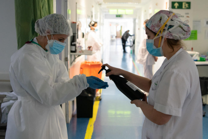 Personal sanitari de l’Hospital Clínic de Barcelona desinfectant-se les mans, ahir.