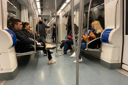 Baixen els usuaris del metro de Barcelona - L’hora punta del matí del segon dia laboral en estat d’alarma es va saldar ahir al metro de Barcelona sense aglomeracions, a diferència de la jornada de dilluns. Transports Metropolitans de Barcelon ...