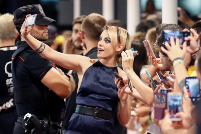 Kristen Stewart va aprofitar per fer-se ‘selfies’ amb el públic a la catifa roja del festival.