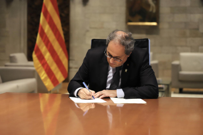 El president del Govern, Quim Torra, signa el decret de l'etapa de represa.