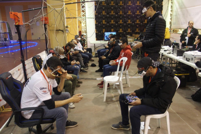 Pilots d’una cursa virtual a la Mollerussa Drone Party.
