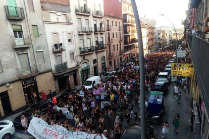 Més de 5.000 persones van fer una marxa ahir pels carrers de Manresa en suport a la víctima.