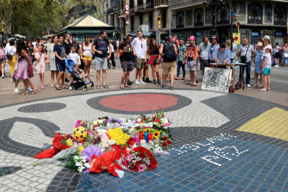 Un ramo de flores recuerda a las víctimas en Las Ramblas de Barcelona pocos días después del atentado..