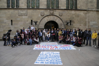 Unim Cultures clama contra el terrorismo en la plaza Paeria