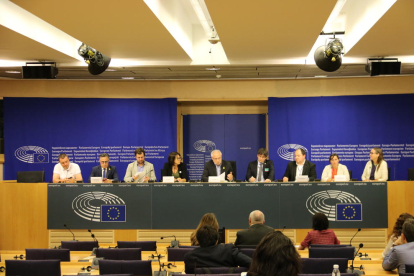 Puigdemont i Comín, ahir al Parlament Europeu, amb líders independentistes i eurodiputats.