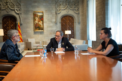 Puigdemont y Comín, ayer en el Parlamento Europeo, con líderes independentistas y eurodiputados.