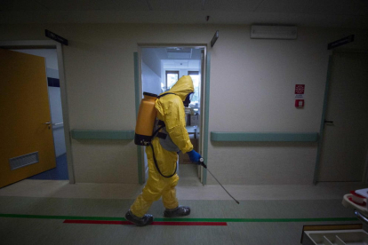 Encuentran virus en superficies de habitaciones de hospital procedente del aire del exterior
