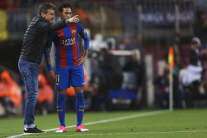 Juan Carlos Unzué dóna instruccions al davanter brasiler Neymar, cosa que podria repetir-se la pròxima temporada com a primer tècnic.