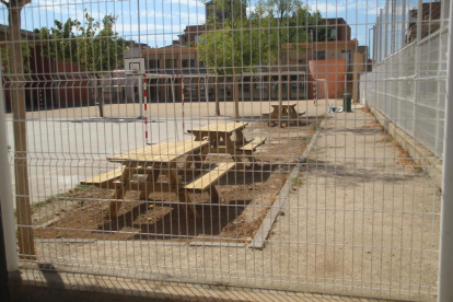 La Paeria instal·la per fi les taules de pícnic a l’escola Joan Maragall
