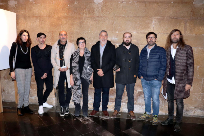 El ganador, Ferran Lega (3º por la derecha), ayer en el IEI con el director, el jurado y otros artistas.