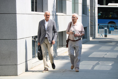 Imatge d'arxiu de l'extresorer de CDC Daniel Osàcar (dreta), amb el seu advocat, Xavier Melero.