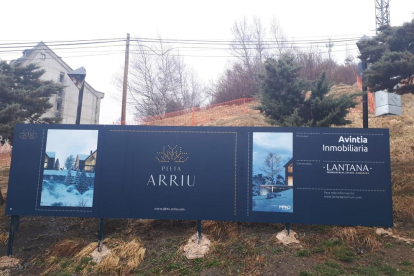 Cartel de promoción de la nueva pleta de casas de lujo en Baqueira en una fotografía del pasado abril.