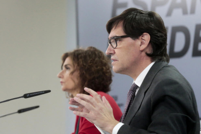 El ministre de Sanitat, Salvador Illa, i la portaveu del govern espanyol, María Jesús Montero, a la roda de premsa posterior al Consell de Ministres.