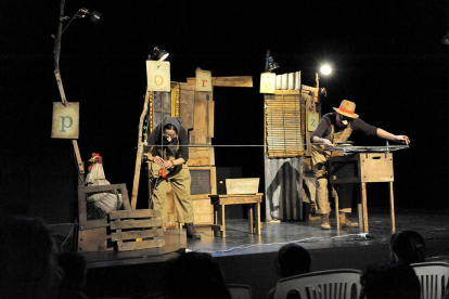 Imatge de la representació de l’obra ‘La gallina dels ous d’or’ per part de Zum Zum Teatre.