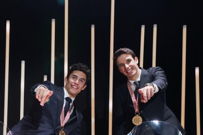 Àlex  y Marc Márquez posan junto al italiano Lorenzo Dalla Porta en la foto de final de temporada como campeones del mundo de 2019.